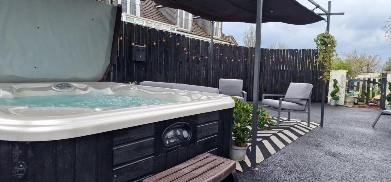 New Amazing The Black Wolf Suite The Grumpy Schnauzer B&B Airdrie Exterior photo